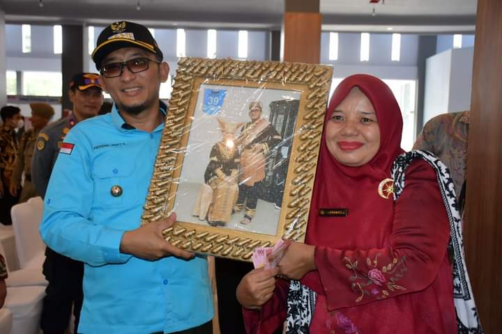 Walikota Padang “Memborong” di Pekan Ekonomi Kreatif