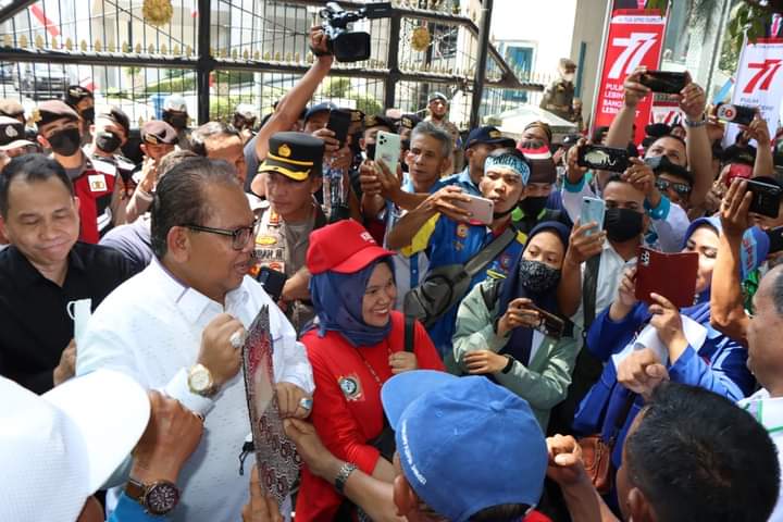 Buruh Demo Di Depan DPRD Sumut, Baskami Sambangi Pengunjuk Rasa