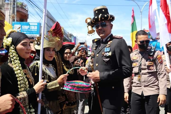 HUT RI Ke – 77, Kapolres Madina Hadiri Pagelaran Karnaval dan Bagikan 1000 Bendera Merah Putih