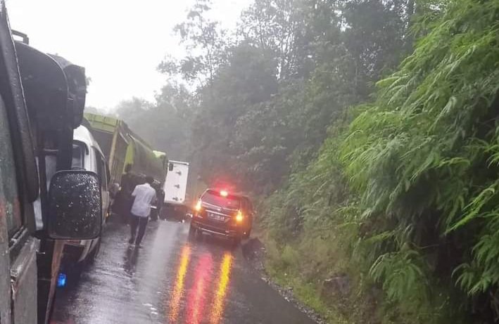 Mobil Fuzo Terbalik, Hubungan Lalin Panyabungan – Muarasoma Terganggu