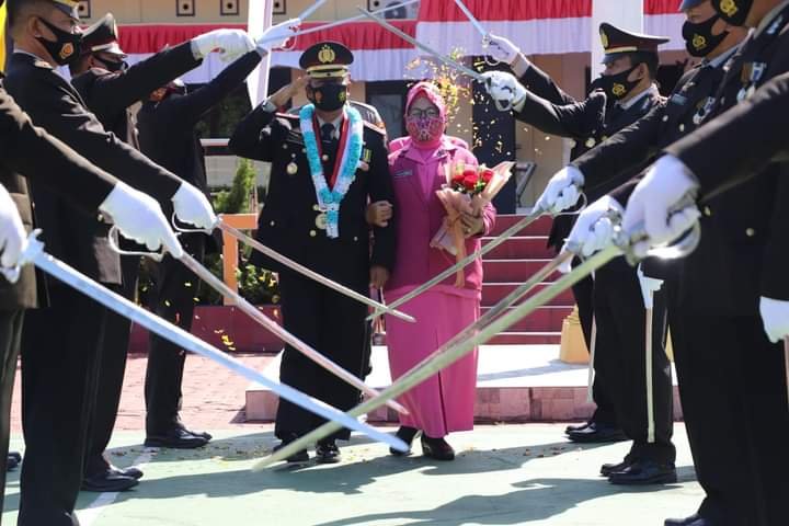 Dibanjiri Air Mata,Upacara Pelepasan Purna Bhakti Wakapolres Mandailing Natal