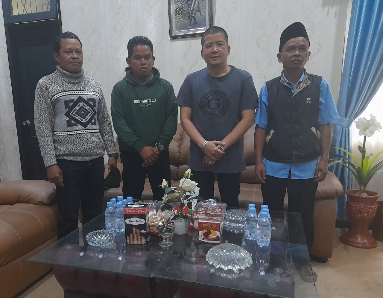 Usai Reses, Warga Huta Tinggi Temui Ketua DPRD di Gedung DPRD Mandailing Natal