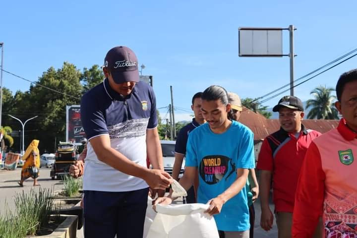 Peringati World Cleanup Day, Kapolres dan Forkofimda Madina ” Angkut Sampah ” di Kota Panyabungan