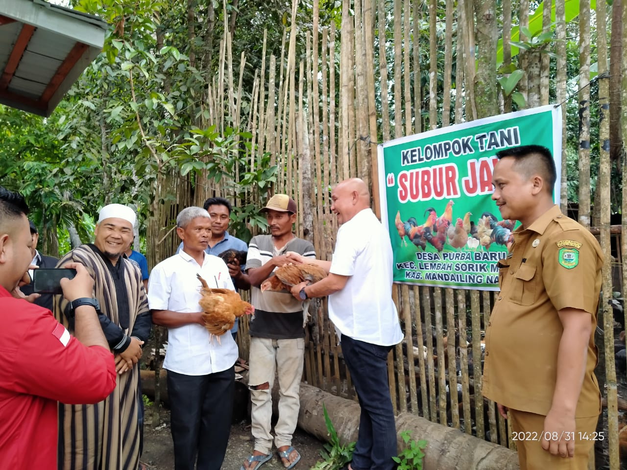 12 Koptan Mendapat Bantuan Bibit Ayam dan Itik Dari Dinas Pertanian Mandailing Natal