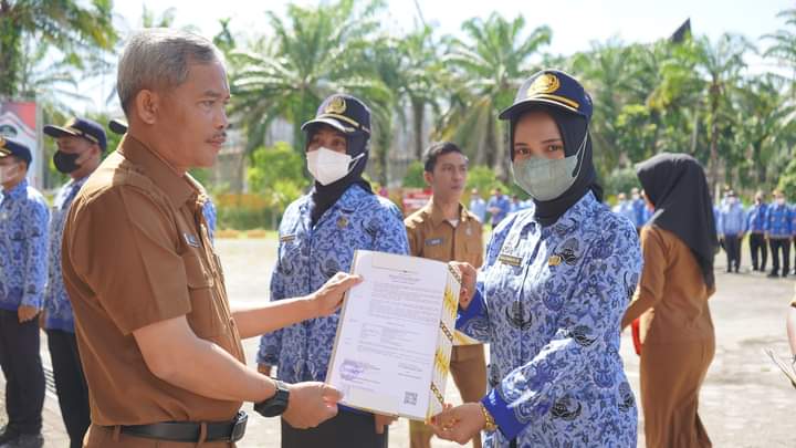Sekda Palas Serahkan 126 SK Pengangkatan CPNS Menjadi PNS