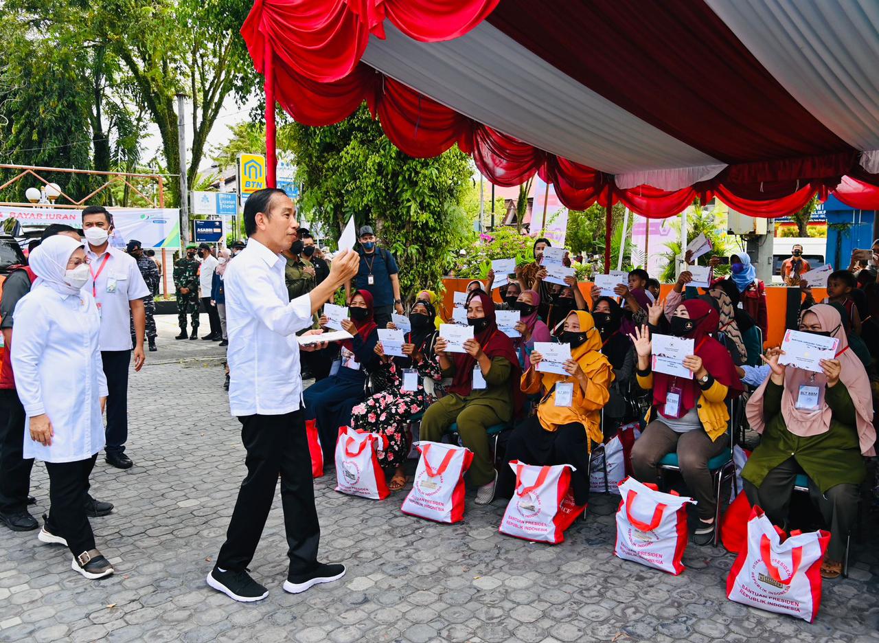 Serahkan Bansos di Kantor Pos Balikpapan, Presiden: Bisa Dibelikan untuk Gizi Anak