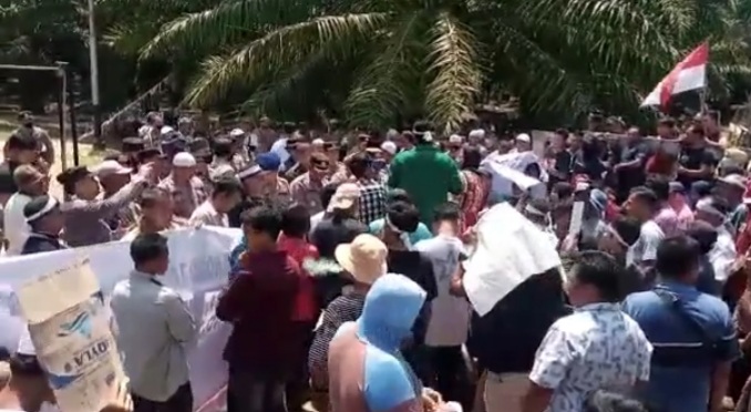 12 Tahun Plasma Tidak Selesai, Warga Singkuang 1 Kec.MBG Demo di PT.Rendi Permata Raya