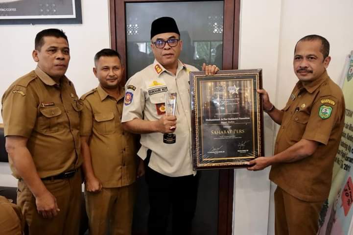 Bupati Madina Terima Piagam dan Piala Sahabat Pers dari SPS Sumut