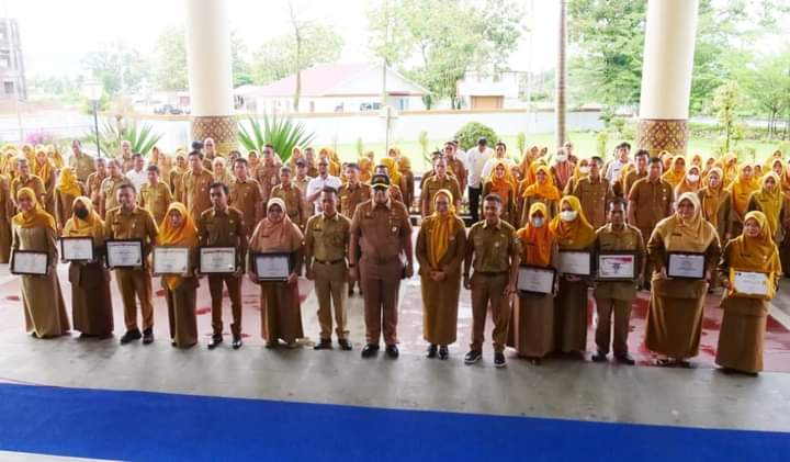 Terbaik di Bulan Januari, 11 ASN Pemko Padang Terima Penghargaan