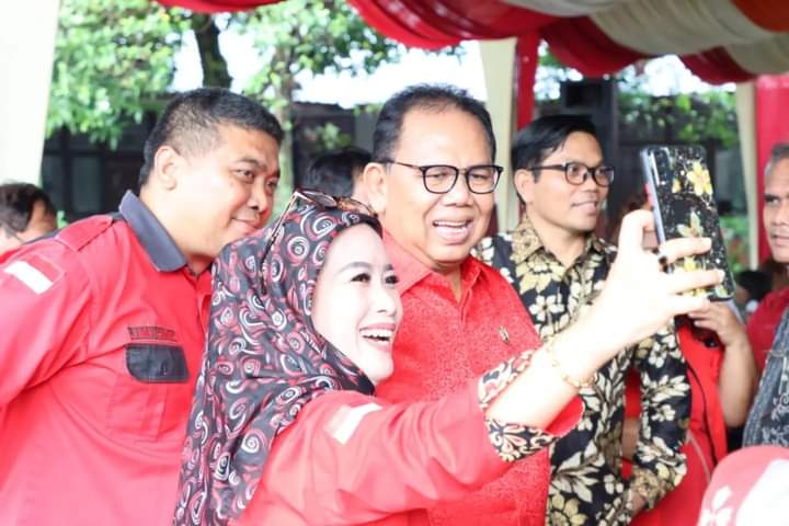 Walau Hujan Lebat, Ketua DPRD Sumut Sapa Warga Padang Bulan