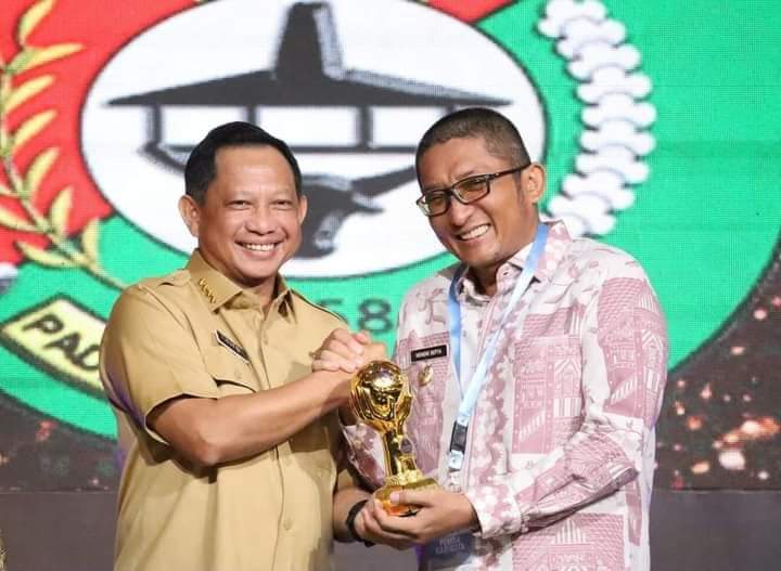 95,51% Warga Terjamin Kesehatannya, Wali Kota Padang Terima UHC Award 2023