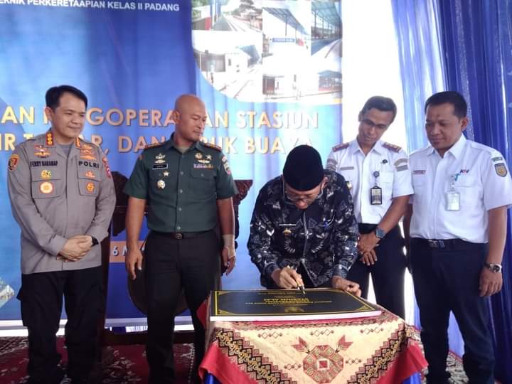 Resmikan Tiga Stasiun KA, Wako Hendri Septa Ajak Masyarakat Jaga Aset Negara