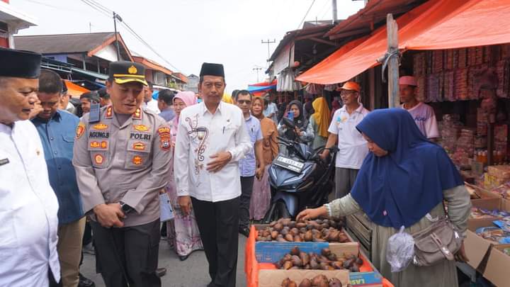Hari Kedua Ramadhan, Wabup dan Kapolres Pasbar Pantau Harga dan Ketersedian Sembako di Pasar Simpang Tigo