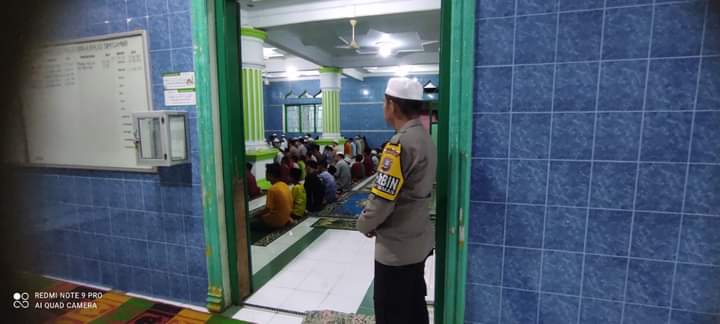 Jaga Rasa Aman dan Nyaman Sholat Taraweh, Personil Polsek Linggabayu Lakukan Pengamanan