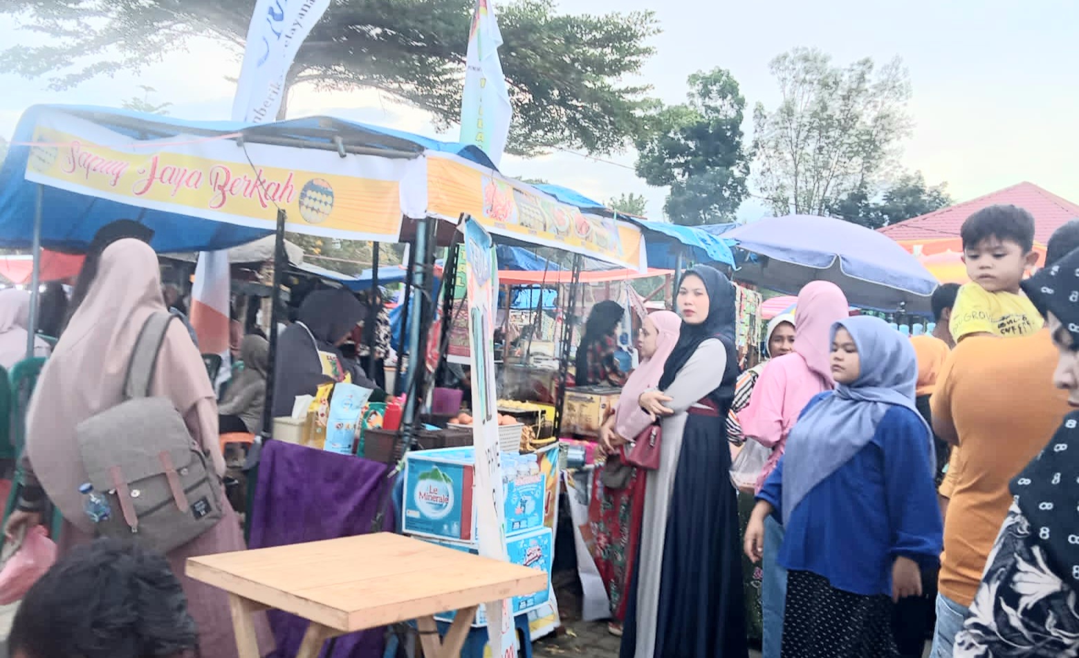 Serba – Serbi HUT Ke -24, Pedagang Musiman ” Dapat Untung ” Lumayan