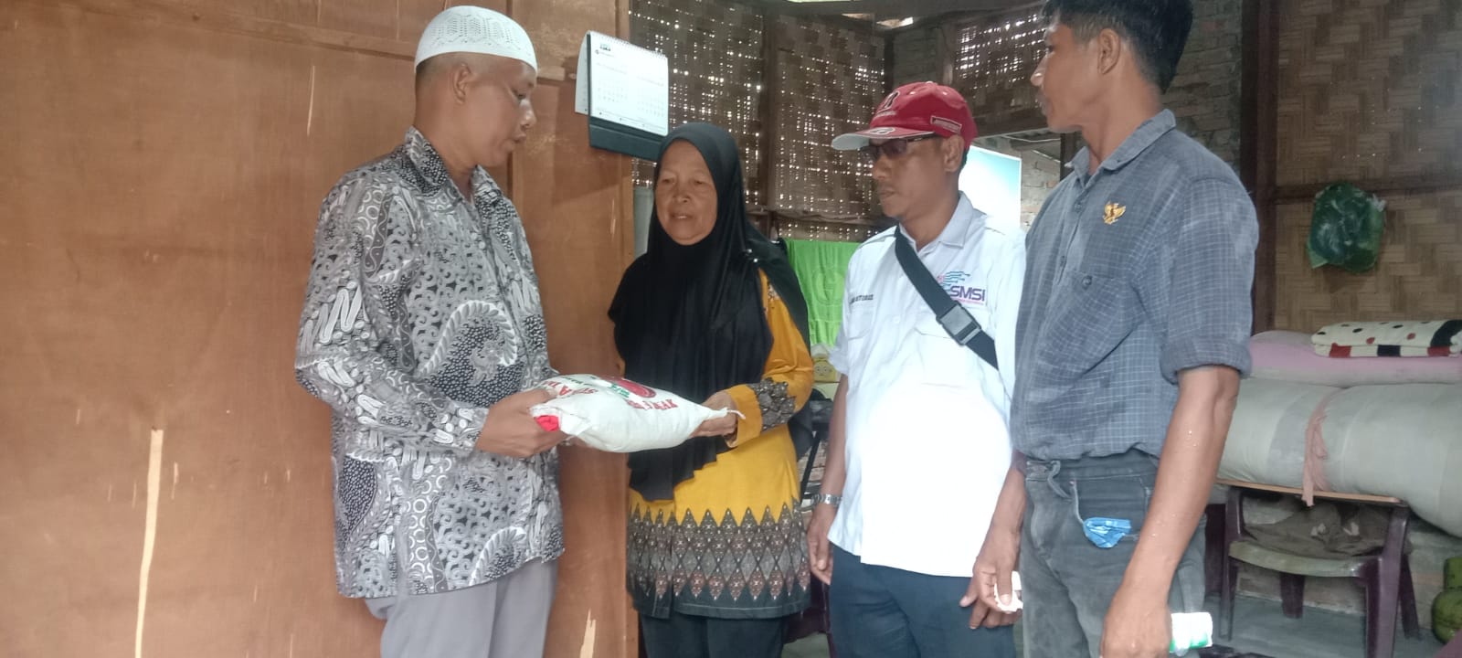 Aminah Terharu Terima Beras, Ketua SMSI Sergai Zuhari : Ini Bentuk Syukur Atas Nikmat Diberikan Allah SWT
