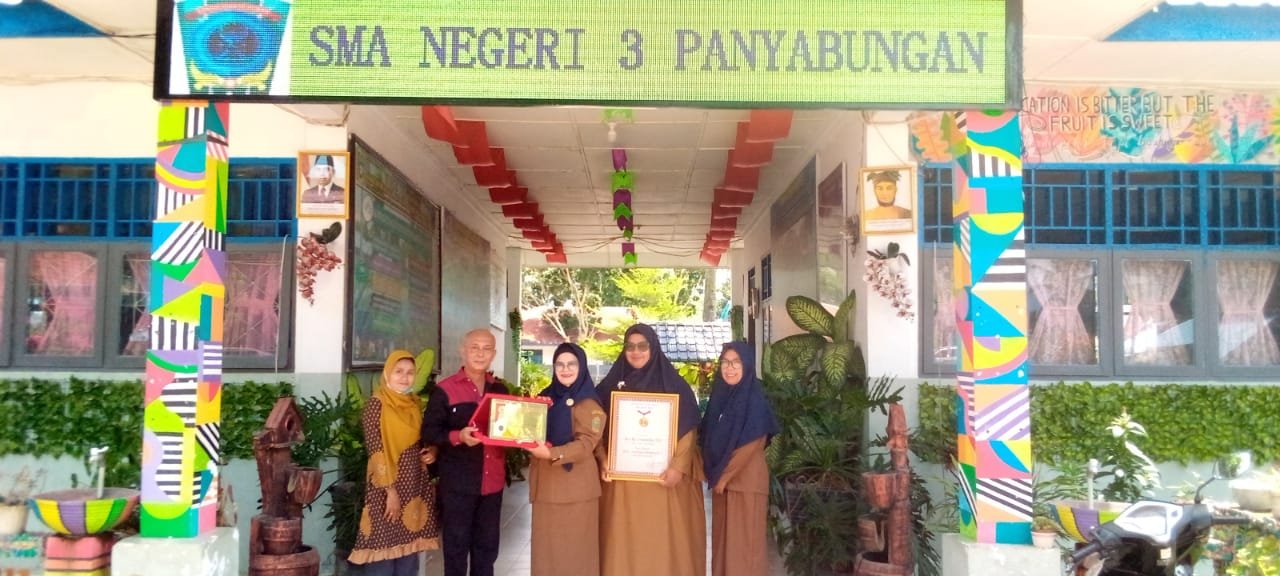 Ka.SMAN 3 Panyabungan Terima Anugrah Malintang Pos Award