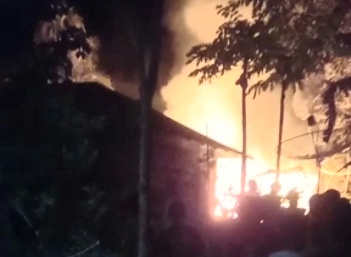 Diduga Kosleting Listrik, 2 Unit Rumah Terbakar di Kel.Simangambat