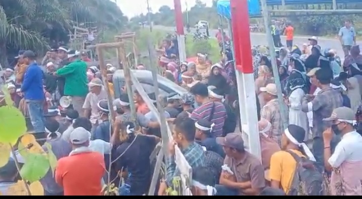 Massa Singkuang 1 Terus Bertahan, Salat Teraweh di Areal PT. RPR