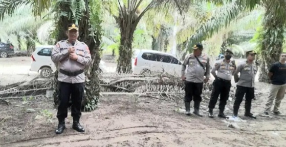 8 Hari Tidur di Perkebunan, Perjuangan Polri dan TNI -AD Amankan Aksi Warga Singkuang