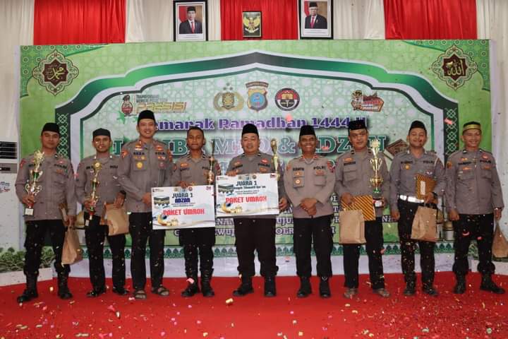 Grand Final Lomba MTQ dan Lomba Adzan, Kapolres Madina Serahkan Tiket Umroh Kepada Pemenang