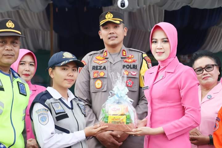 Bhayangkari Cab. Mandailing Natal dan Pengurus Berikan Bingkisan Kepada Petugas Pos Pam