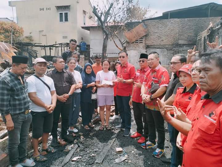 PDI Perjuangan Serahkan Bantuan Kepada Korban Kebakaran