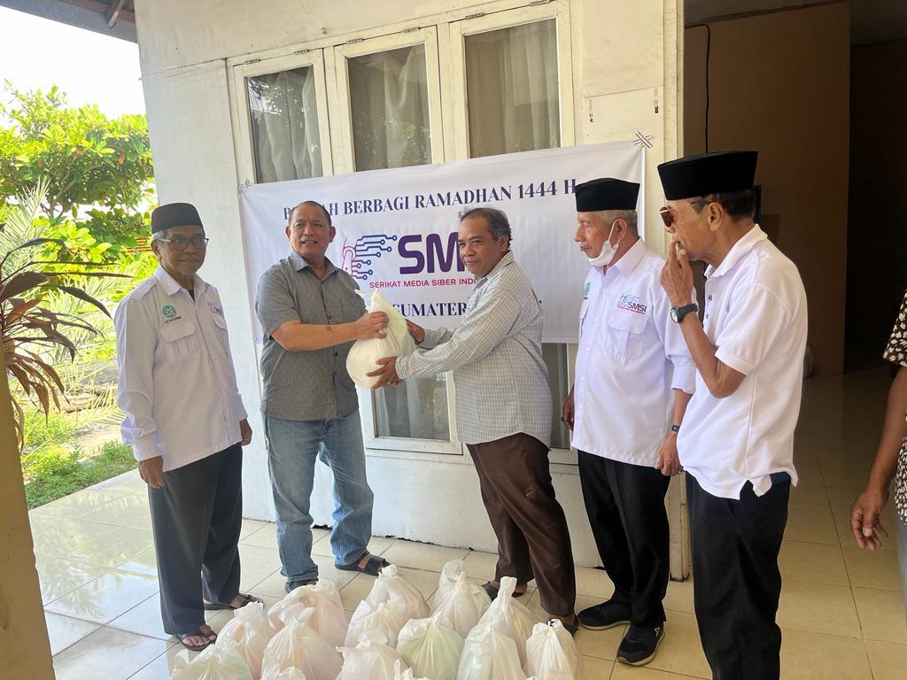 Ramadhan 1444 H, SMSI Sumbar Bagikan Paket Sembako