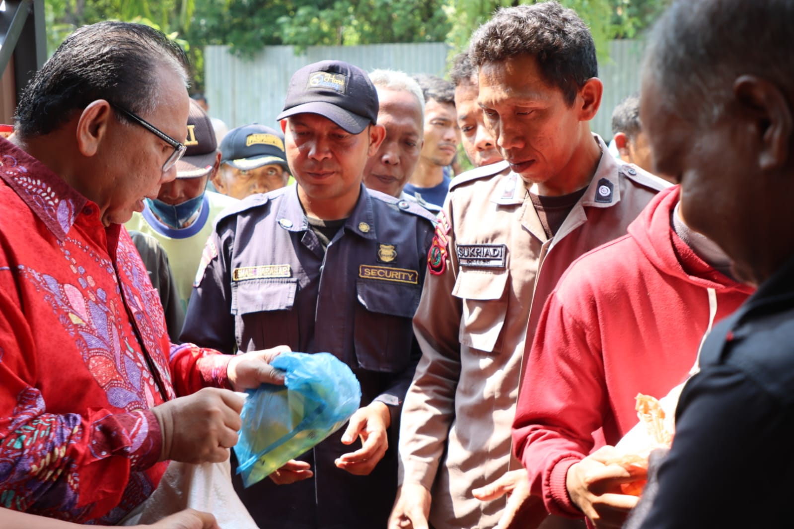 Ketua DPRD Sumut Baskami Ginting Bagikan Sembako 500 Paket