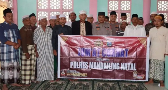 Dipimpin Kasat Binmas, Polres Madina Curhat Jumat di Desa Darussalam
