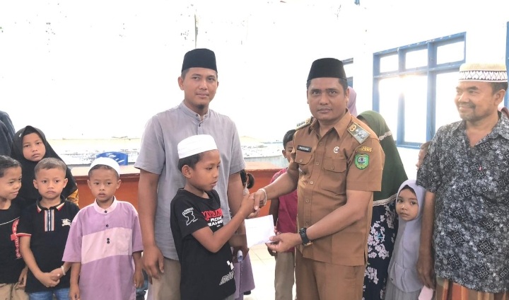Camat Bukit Malintang Serahkan Santunan 102 Anak Yatim