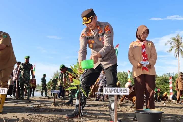 Kapolres Madina Ikuti Penanaman Pohon Mangrove Serentak di Pantai Natal