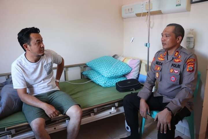Kapolres Jenguk Anggota Yang Sakit di RSU Permata Madina