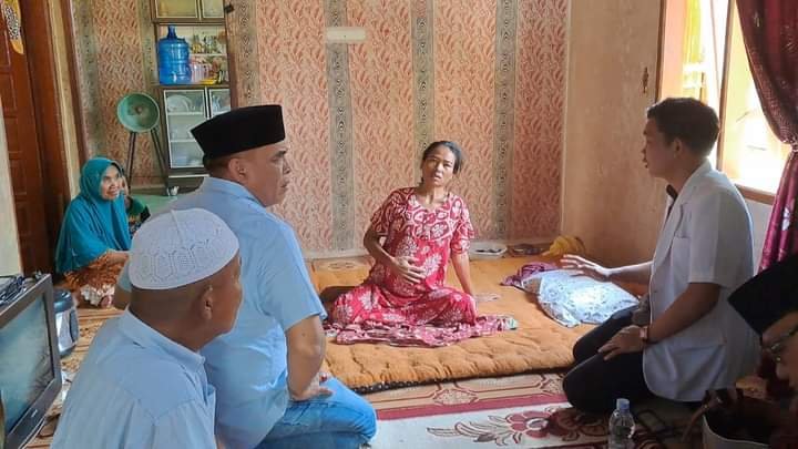 Bupati Madina Temui Warganya Yang Sakit