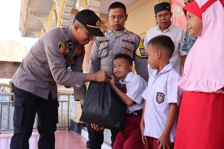 Menyambut HUT Ke -77 Bhayangkara, Yatim dan Jompo Disantuni, Tempat Ibadah Dibersihkan