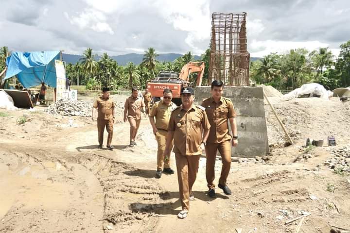 Bupati Madina Tinjau Progres Pembangunan Jembatan Gantung Aek Batang Gadis