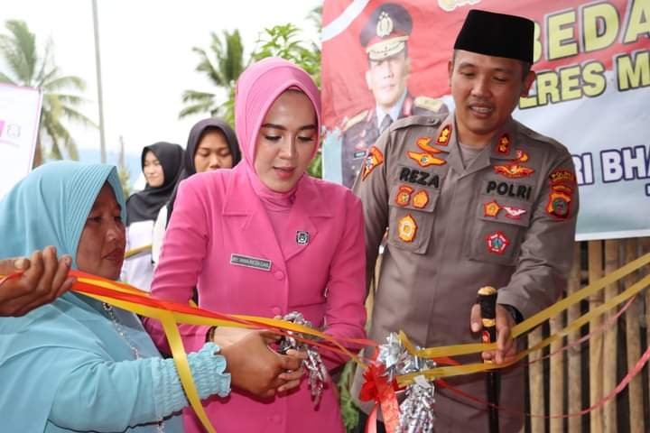 Dalam Rangka Hari Bhayangkara ke 77, Polres Mandailing Natal Bedah Rumah Bapak Taufik