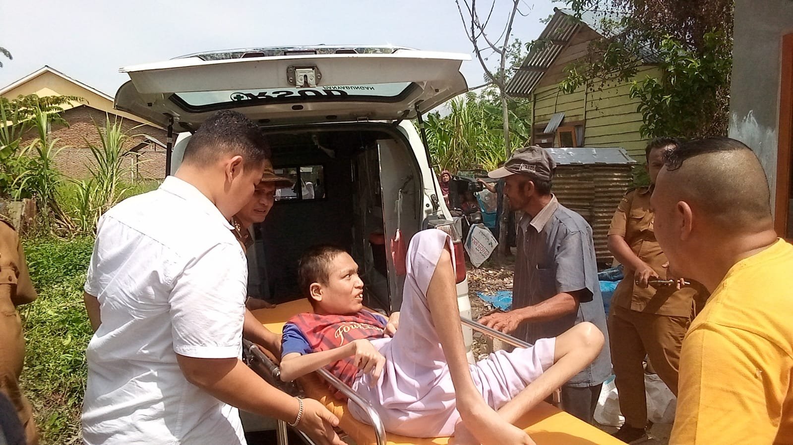 Pemuda Lumpuh di Kel.Kayujati Dibawa Ke – RSUD Panyabungan