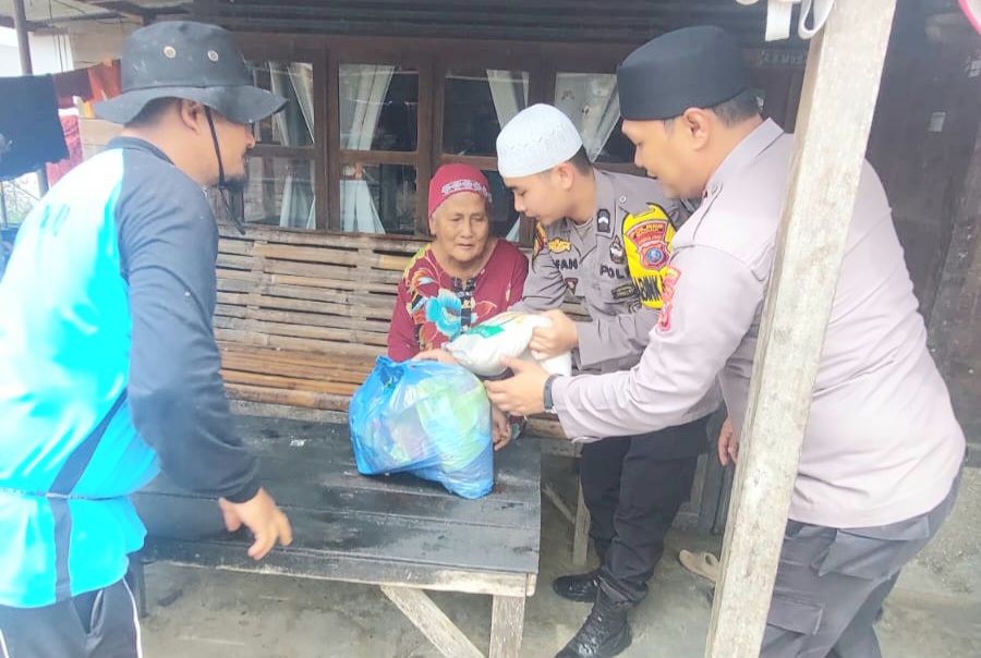 Polisi Bagi Sembako, Jempol Buat Polres Mandailing Natal