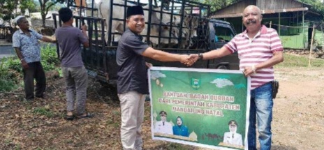 Pemda Madina Bagikan Hewan Kurban di Sejumlah Desa