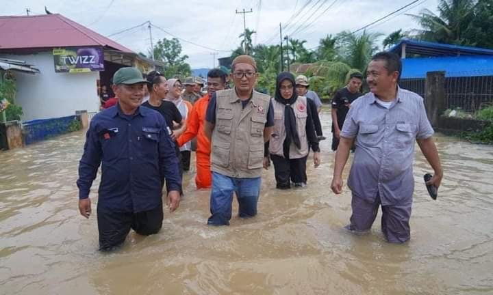 Banjir di Padang Selatan: 45 Rumah Dihondoh Longsor, 12 Kelurahan Terendam