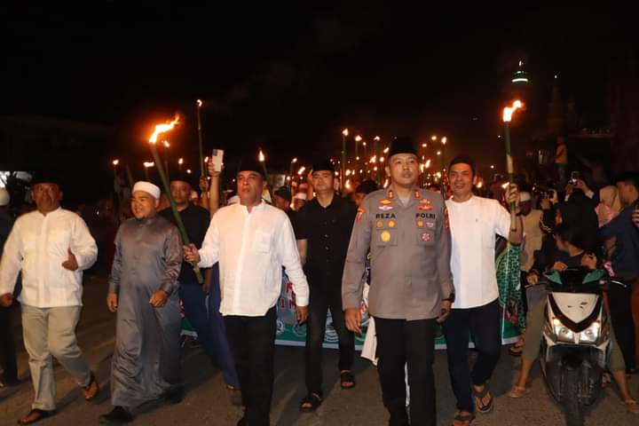 Malam Tahun Baru Islam 1445 H, Personil Polres Madina Diturunkan Pengamanan Pawai Obor