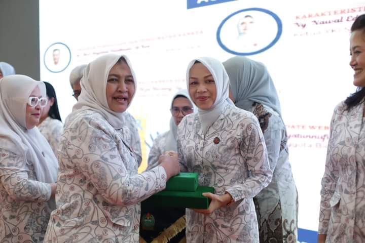 Eli Mahrani Terima Penghargaan dari Ketua YKI Sumut