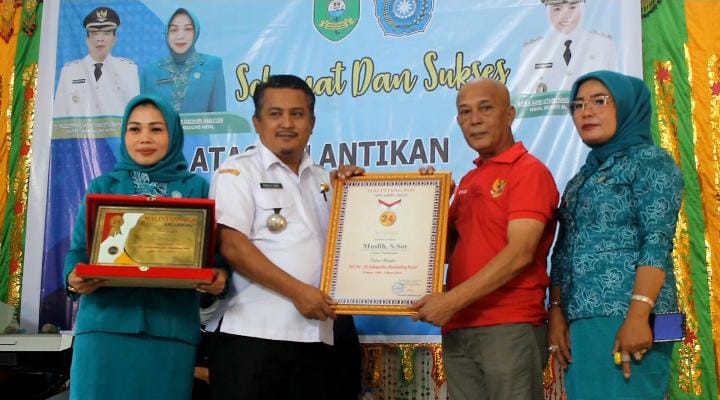 Camat Tambangan Terima Anugrah Malintang Pos Award