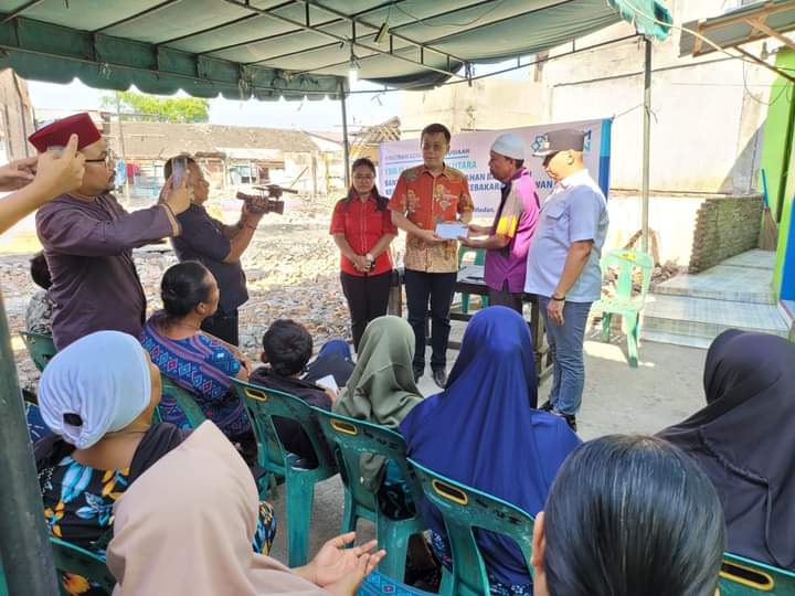 Fraksi PDI Perjuangan Kota Medan Serahkan Bantuan Korban Kebakaran