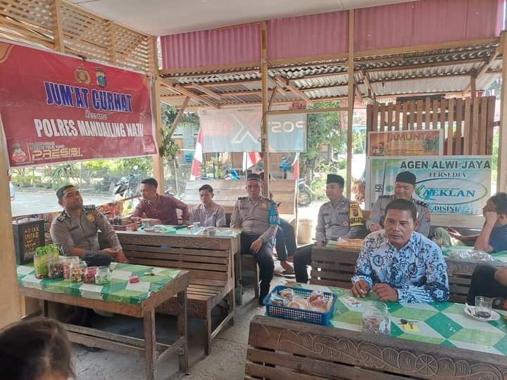 Anggota Satbinmas Polres Madina,Jumat Curhat di Desa Sayur Maincat