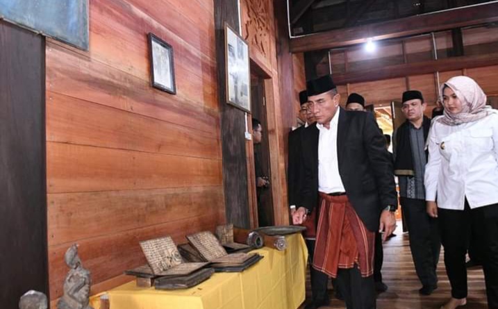 Wabup Madina Dampingi Gubsu Resmikan Pemugaran Bagas Godang Ulupungkut dan Arum Jeram