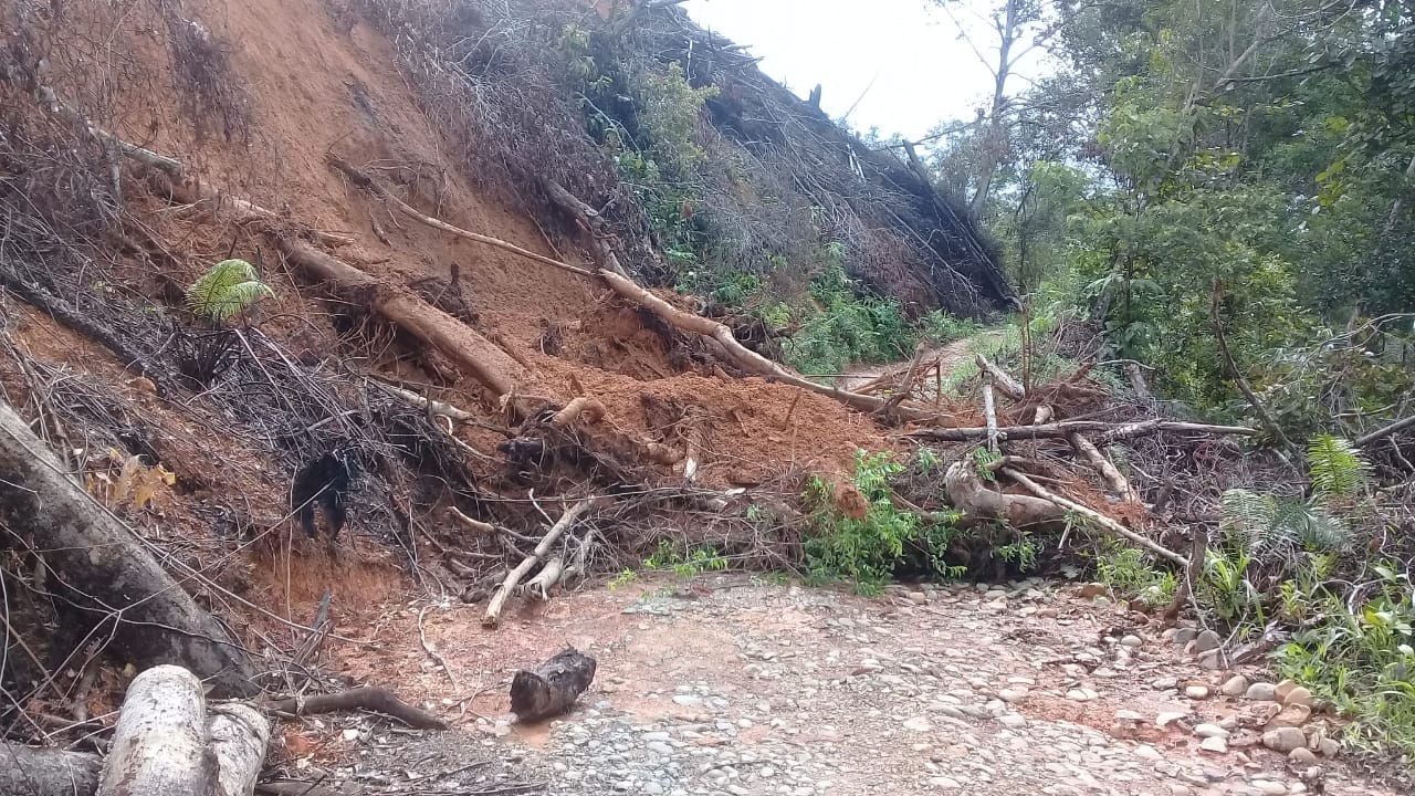Hujan Deras di Batang Natal, Jalan Ke – Desa Hadangkahan Longsor