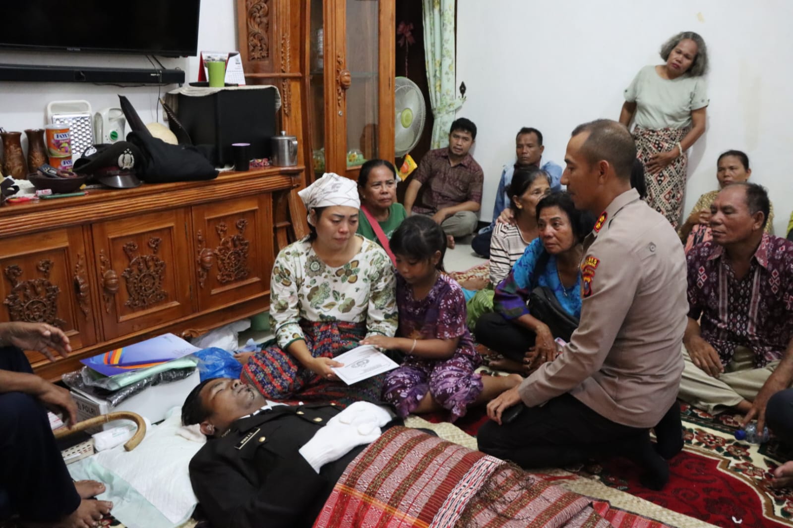 Kapolres Serdang Bedagai Melayat Kerumah Duka Almarhum Bripka Wiwin A. Sinaga.