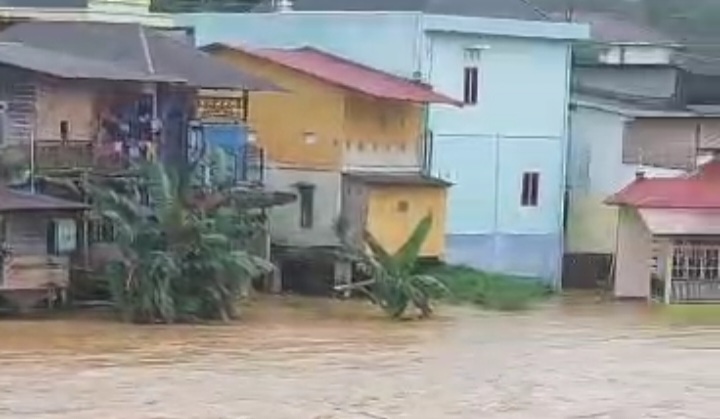 Aek Batang Natal Meluap, Warga Desa Parlampungan Diungsikan